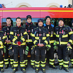FF München Einsatzkräfte bei der Bombenentschärfung am Westfriedhof