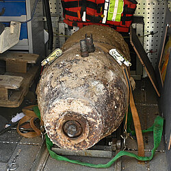 Die entschärfte Bombe im Fahrzeug des Sprengkommandos