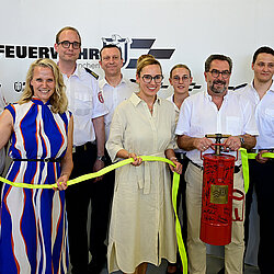 v.l.n.r.: Michael Schmid (Stadtbrandinspektor FF München), Kreisverwaltungsreferentin Dr. Hanna Sammüller, Claudius Blank (Stadtbrandrat FF München), Jörg Fiebach (Leitender Branddirektor Branddirektion München), Dr. Inken Wuttke (stellv. Leiterin des Kommunalreferats), Franziska Schmailz (stellv. Abteilungskommandantin FF München Abt.Großhadern), Detlev Langer (Hauptabteilungsleiter Hochbau im Baureferat), Sascha Lindinger (stellv. Abteilungskommandant FF München Abt. Großhadern) und Michael Renkl (Abteilungskommandant FF München Abt. Großhadern)