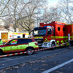 Einsatzfahrzeuge, rechts der ELW 2